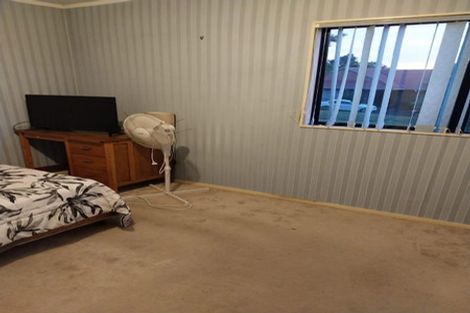 Photo of property in 2/28 Lochend Place, Highland Park, Auckland, 2010