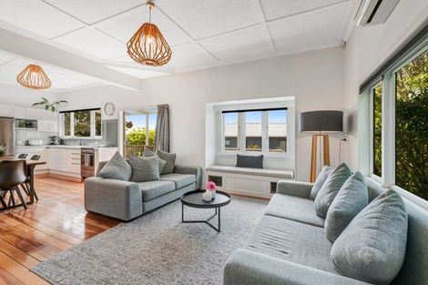 Photo of property in 2/136 Sunset Road, Unsworth Heights, Auckland, 0632