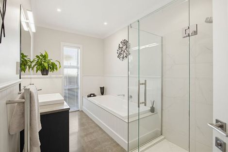 Photo of property in 14 Topping Place, Whitianga, 3510
