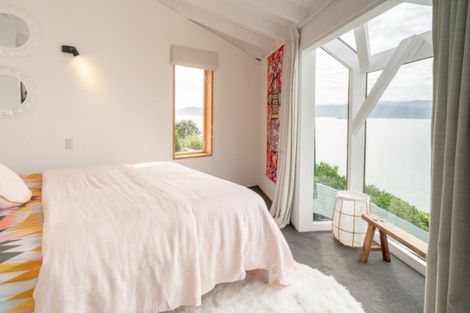 Photo of property in 6 Nakora Road, Karaka Bays, Wellington, 6022