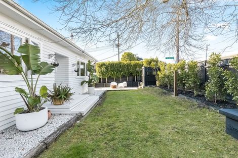 Photo of property in 1/150 East Coast Road, Forrest Hill, Auckland, 0620