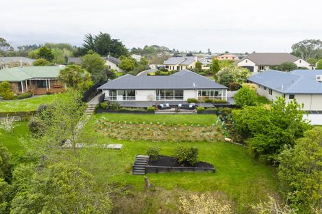 Photo of property in 28 Cashmere Drive, Fitzherbert, Palmerston North, 4410