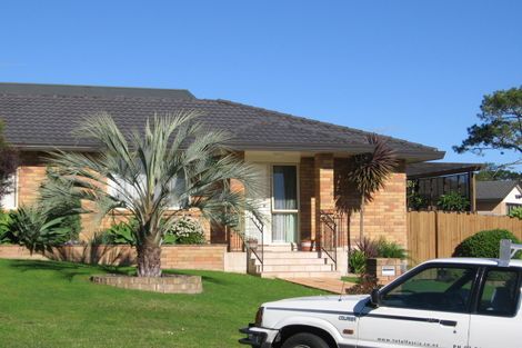 Photo of property in 28 View Ridge Drive, Ranui, Auckland, 0612