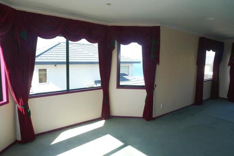 Photo of property in 11 Bennett Grove, Newlands, Wellington, 6037