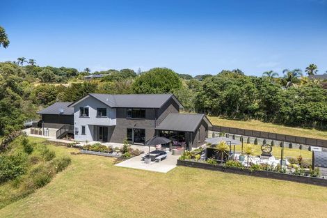 Photo of property in 8 Roberts Road, Matakatia, Whangaparaoa, 0930