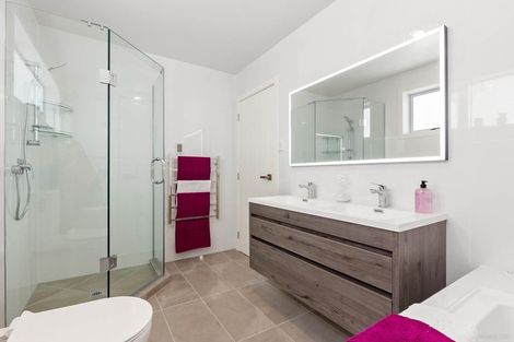 Photo of property in 4 Crieff Place, Te Atatu Peninsula, Auckland, 0610