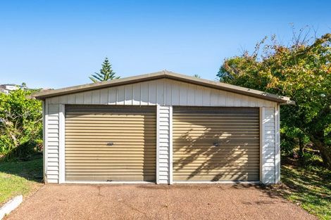 Photo of property in 16 Pohutukawa Avenue, Red Beach, 0932