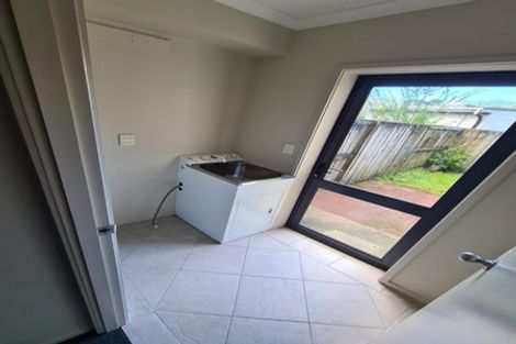 Photo of property in 38 Verdale Circle, Glen Eden, Auckland, 0602