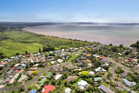 Photo of property in 21 Capricorn Place, Kawaha Point, Rotorua, 3010