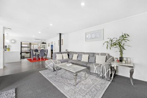 Photo of property in 43 Ohiwa Road, Papakura, 2582