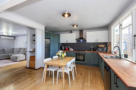 Photo of property in 902 Grove Road, Mayfair, Hastings, 4122