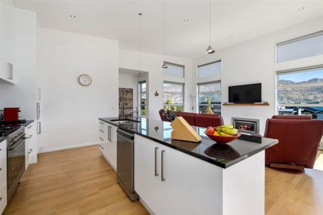 Photo of property in 16 Urquhart Place, Wanaka, 9305