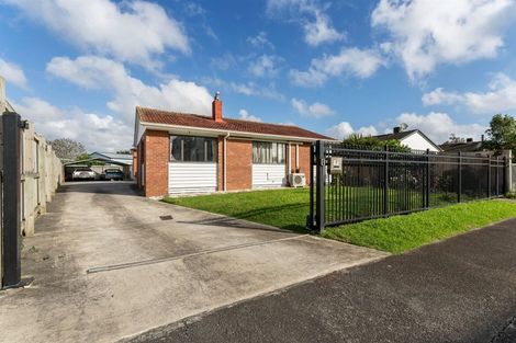 Photo of property in 9 Gwendoline Avenue, Te Atatu Peninsula, Auckland, 0610