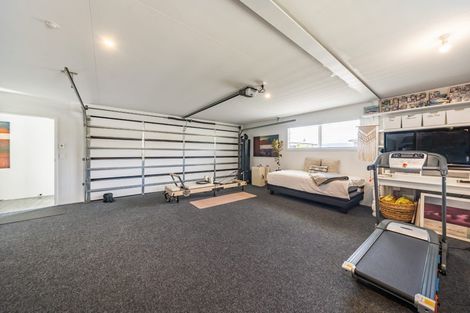 Photo of property in 32 King Charles Drive, Kingsley Heights, Upper Hutt, 5018