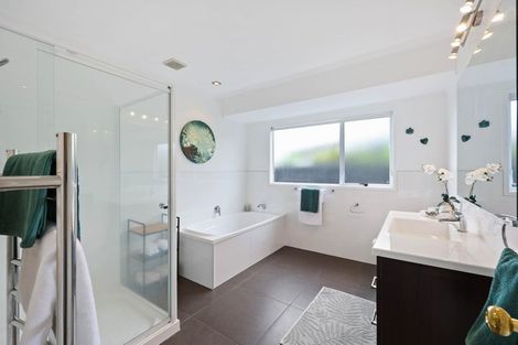 Photo of property in 6 Camira Place, Botany Downs, Auckland, 2010