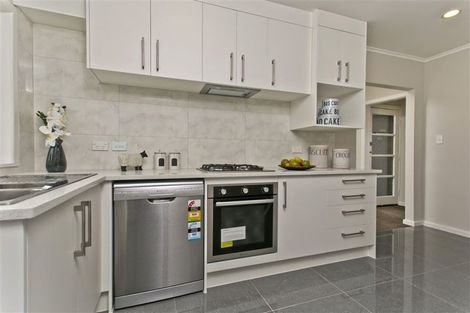 Photo of property in 24 Reid Road, New Lynn, Auckland, 0600