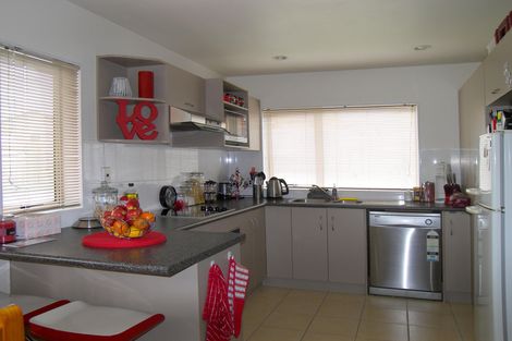 Photo of property in 42 Keri Vista Rise, Papakura, 2110