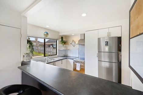 Photo of property in 2/34 Tupaki Place, Pakuranga Heights, Auckland, 2010