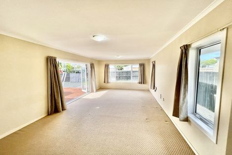 Photo of property in 8 Border Road, Henderson, Auckland, 0612