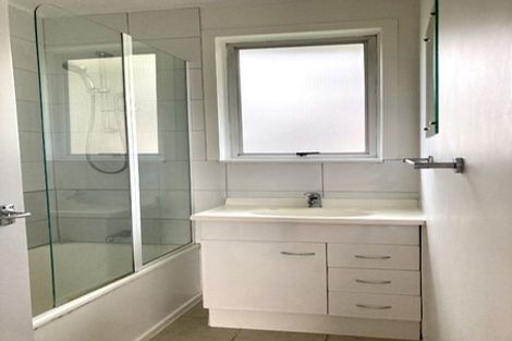 Photo of property in 19 Finlow Drive, Te Atatu South, Auckland, 0610