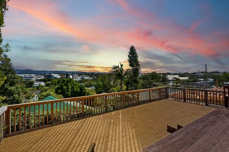 Photo of property in 35e Edmonton Road, Henderson, Auckland, 0612