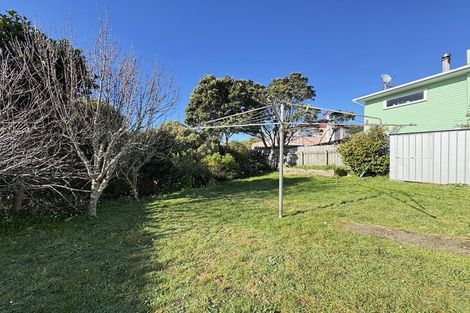 Photo of property in 21 Quigley Street, Newlands, Wellington, 6037