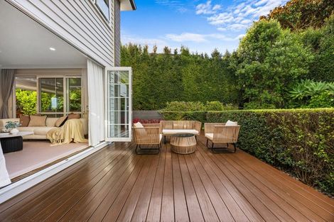 Photo of property in 4b Hilton Close, Fairview Heights, Auckland, 0632