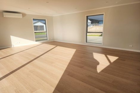 Photo of property in 49 Atlantic Drive, Fitzherbert, Palmerston North, 4410