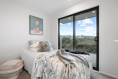 Photo of property in 2/1090 Beach Road, Torbay, Auckland, 0630
