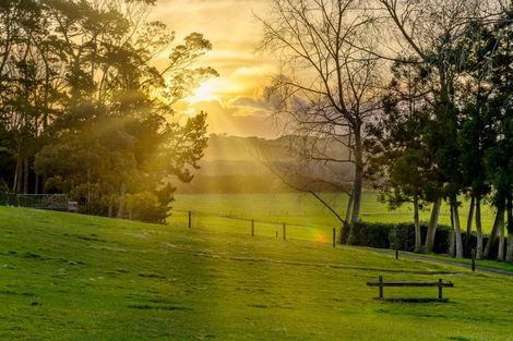 Photo of property in 124 Rimmer Road, Helensville, 0875