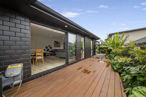 Photo of property in 8 Oakmont Crescent, Waiwhakaiho, New Plymouth, 4312