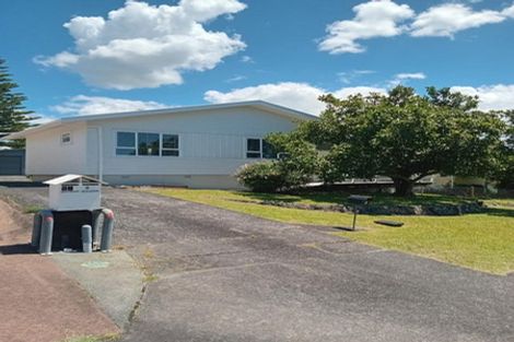 Photo of property in 8 Dawnhaven Drive, Te Atatu Peninsula, Auckland, 0610