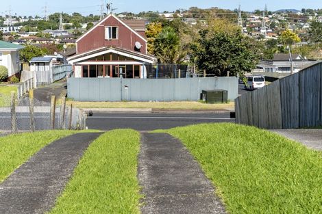 Photo of property in 13 Helleur Road, Massey, Auckland, 0614
