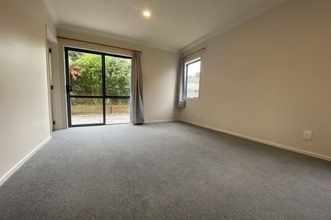 Photo of property in 2 Stella Grove, Newlands, Wellington, 6037