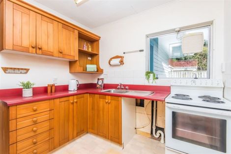 Photo of property in 6 Griffiths Grove, Newlands, Wellington, 6037