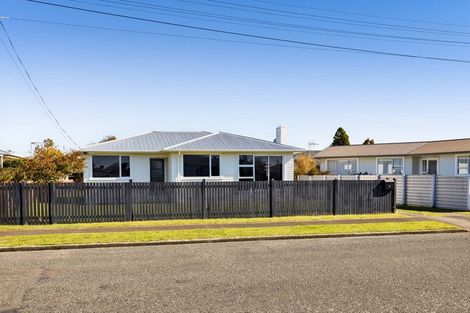 Photo of property in 13 Murray Avenue, Hawera, 4610