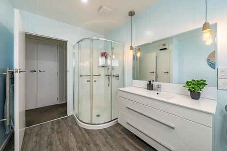 Photo of property in 32 King Charles Drive, Kingsley Heights, Upper Hutt, 5018