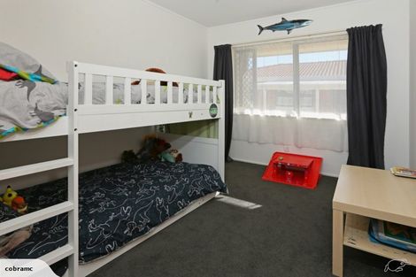 Photo of property in 3/98 Roberts Road, Te Atatu South, Auckland, 0610