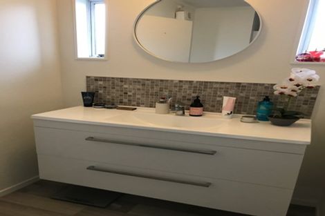 Photo of property in 28 Rewarewa Road, Te Atatu Peninsula, Auckland, 0610