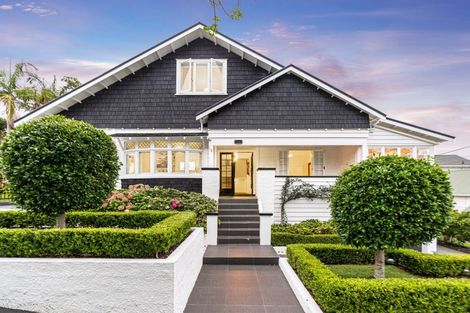Photo of property in 1a Glen Road, Stanley Point, Auckland, 0624