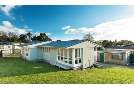Photo of property in 1 Tawa Place, Waiuku, 2123