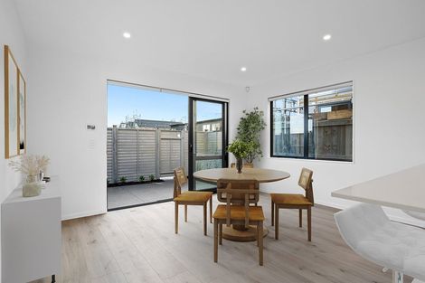 Photo of property in 22 Park Green Avenue, Rosehill, 2113