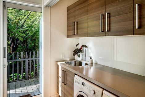 Photo of property in 4 Francis Bell Grove, Lowry Bay, Lower Hutt, 5013