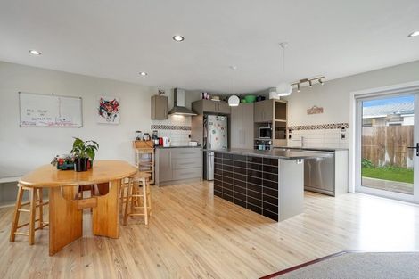 Photo of property in 17a/1 Tawa Road, Te Atatu Peninsula, Auckland, 0610