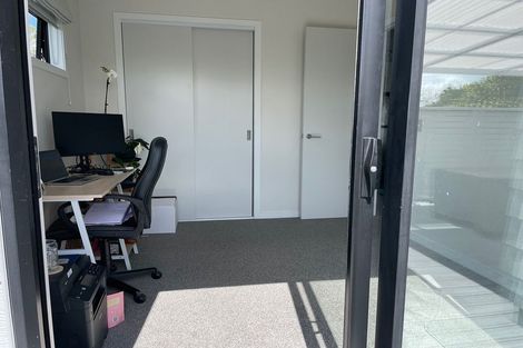 Photo of property in 32 Meadowood Drive, Unsworth Heights, Auckland, 0632