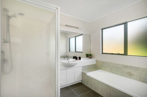 Photo of property in 4 De Havilland Drive, Goodwood Heights, Auckland, 2105