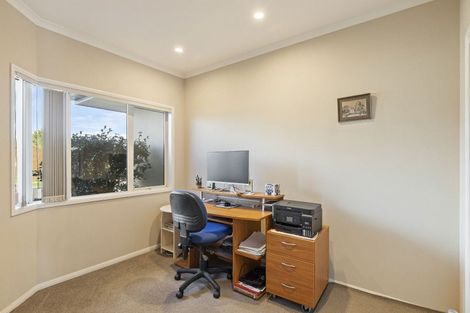 Photo of property in 5 Vardon Way, Waiwhakaiho, New Plymouth, 4312