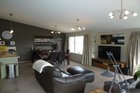 Photo of property in 80c Stewart Drive, Newlands, Wellington, 6037