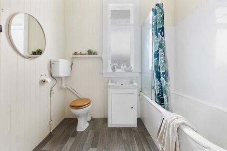 Photo of property in 354 The Parade, Island Bay, Wellington, 6023