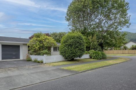Photo of property in 22 Karu Crescent, Waikanae, 5036